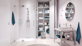 Badezimmer mit Dusche, Waschbecken und Toilette, hell und modern eingerichtet.